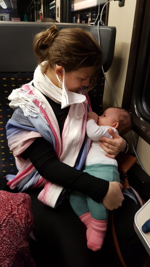 Les bienfaits du portage physiologique - Le portage aide à l'allaitement