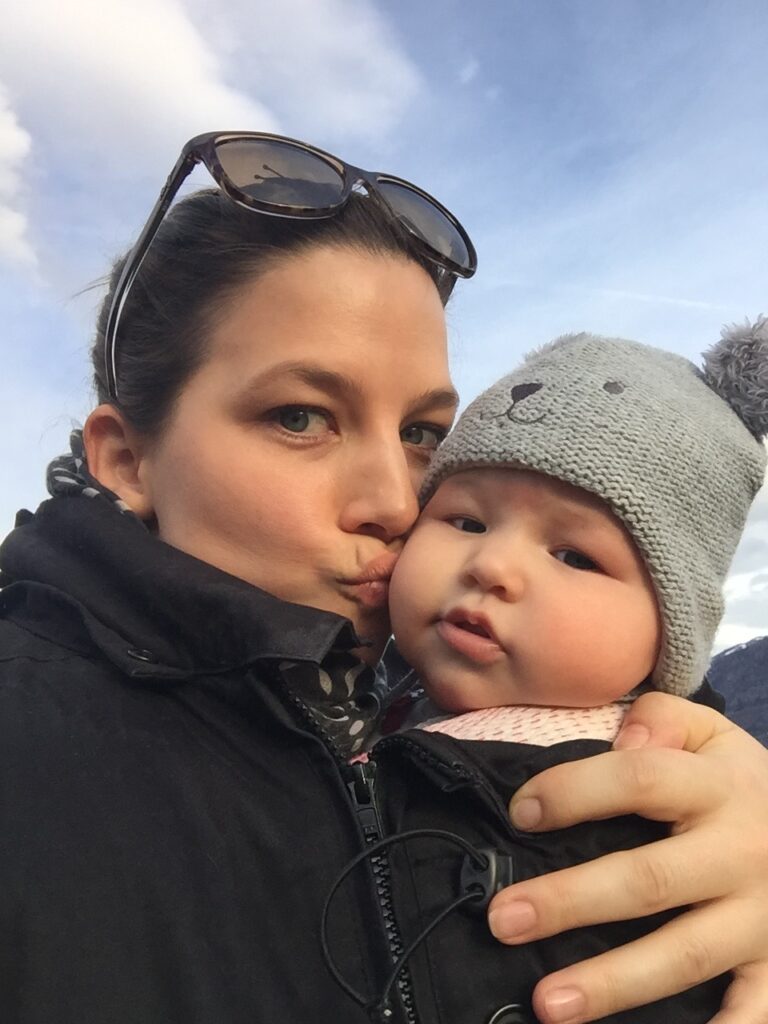 Les bienfaits du portage physiologique - Le portage apaise votre bébé