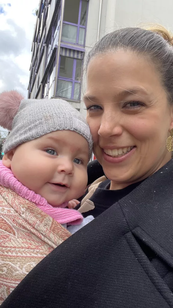 Les bienfaits du portage physiologique - Le portage apèse le ventre de bébé