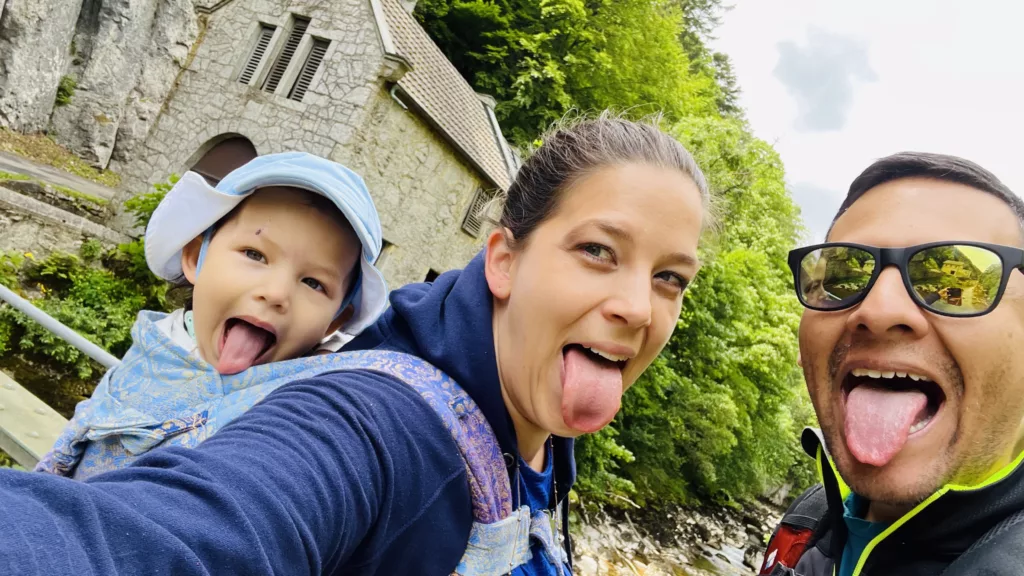 Les bienfaits du portage physiologique - Le portage stimule les sens de bébé