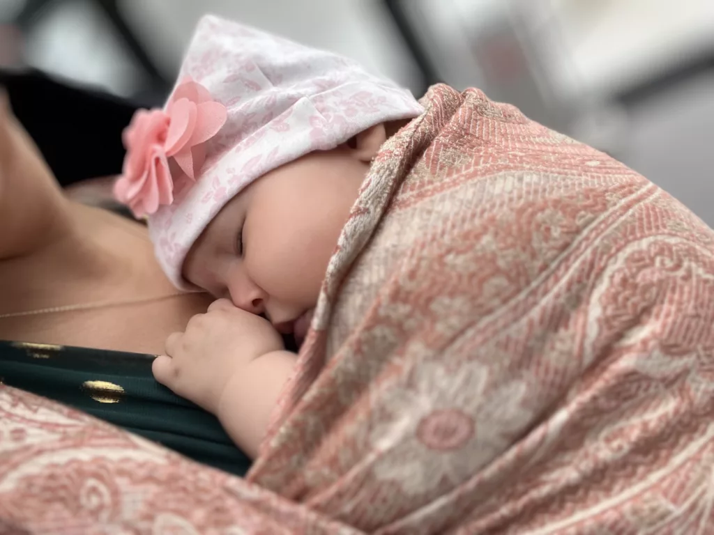 Les bienfaits du portage physiologique - Le portage aide au sommeil de bébé