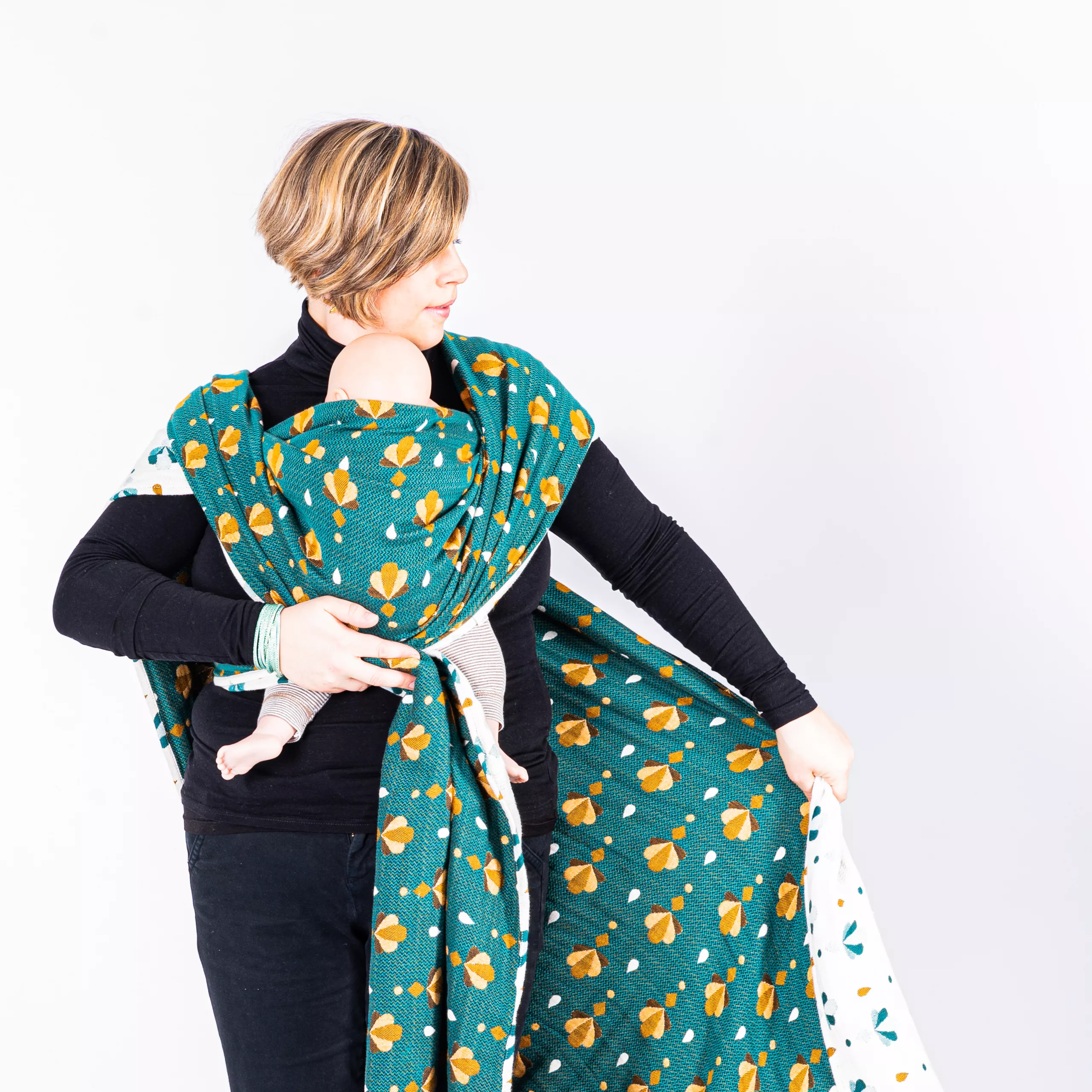 LoveAndBonds_Studio_1x1_Banner-7283