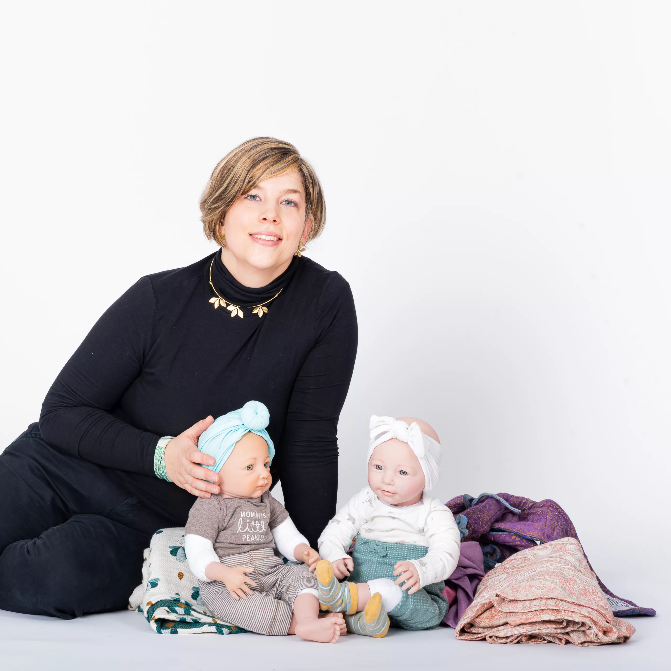 LoveAndBonds_Studio_1x1_Centered-7643